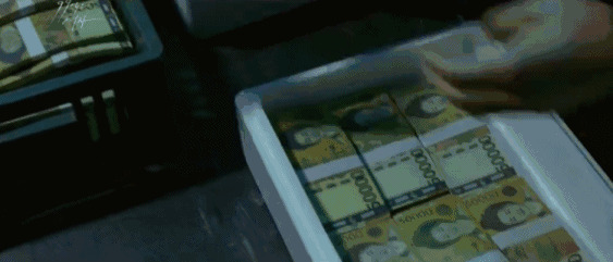 成箱子的金钱一打一打的很诱惑啊gif图片:金钱