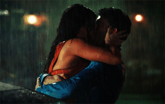 恩爱的情侣在大雨中拥抱在一起亲吻gif图片
