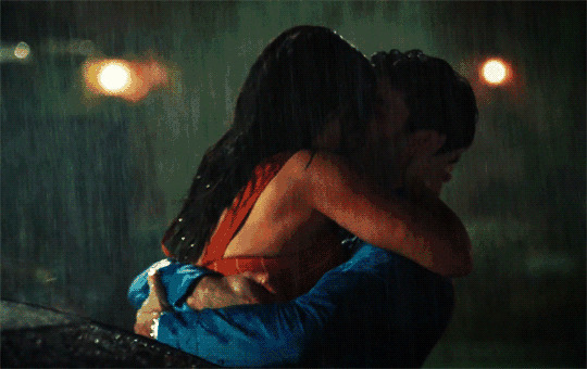 许久不见的情侣在大雨中拥抱着亲吻gif图片:亲吻