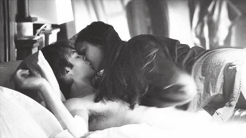 女人在床上主动亲吻心爱的男人gif图片