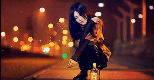 伤心的女孩蹲在马路边面前放着一瓶白酒gif图片:喝酒