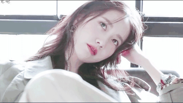 女孩用手支撑着头静静的发呆GIF动态图