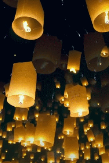 空中飞翔的孔明灯GIF图片:孔明灯