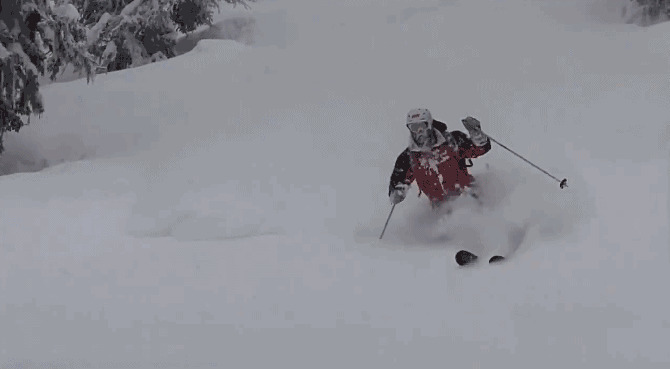 运动员滑雪橇下山GIF图片