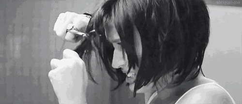 生气的女孩剪头发GIF图片
