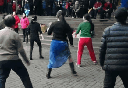 胖阿姨穿裙子跳广场舞GIF图片:广场舞