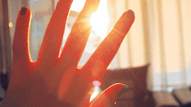 伸手遮挡刺眼的阳光gif图片:阳光
