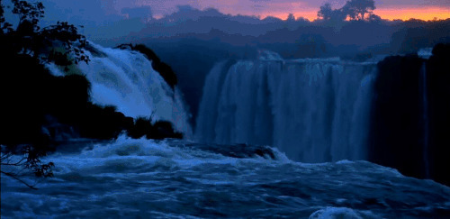 黄昏的瀑布景色很美丽gif图片