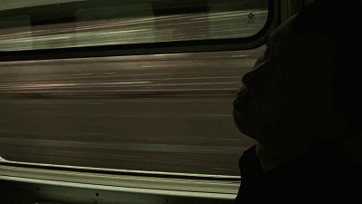 坐火车睡觉的男人gif图片