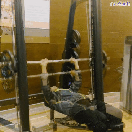 健身房举杠铃锻炼身体GIF图片:健身房
