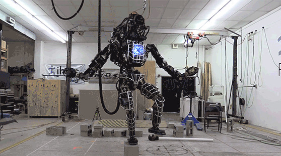 被吊起来充电的机器人gif图片:机器人