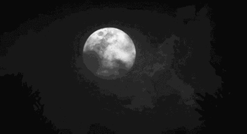 黑夜中被乌云遮挡的月球gif图片