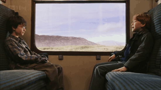 两个小朋友坐火车谈话GIF图片