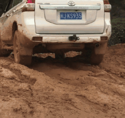 汽车陷在泥窝里GIF图片:汽车,越野
