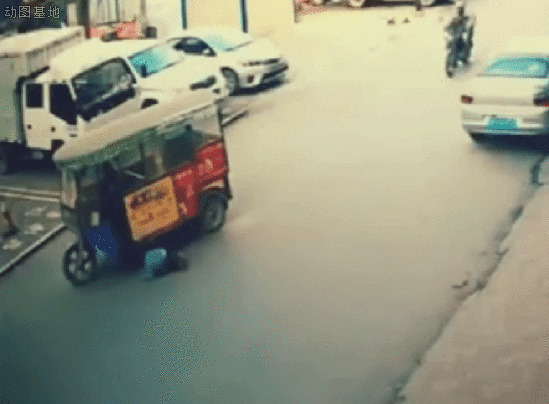 快速行驶的三轮车撞人GIF图片