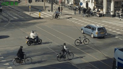 无人驾驶自行车过马路GIF图片