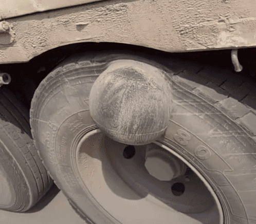 汽车轮胎鼓起了一个大包GIF动态图片:汽车,轮胎