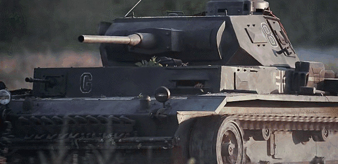 一辆快速行驶的装甲车GIF图片