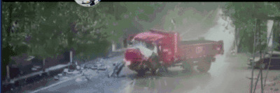 大卡车相撞GIF图片