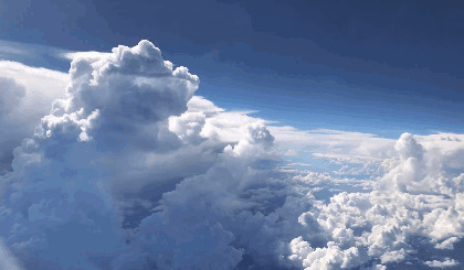 坐飞机看云彩GIF图片
