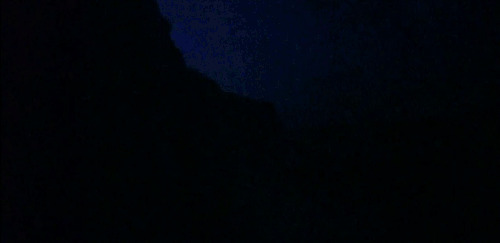 黑夜中的闪电与瀑布GIF图片