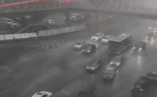 暴风雨中行驶的汽车GIF图片:暴风雪