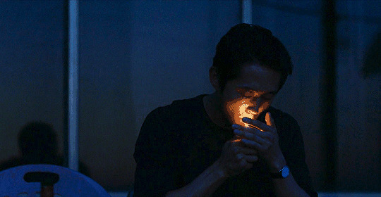 漆黑的夜里男人抽烟GIF图片