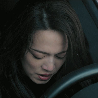 坐在车里哭泣流泪的女孩GIF图片:哭泣