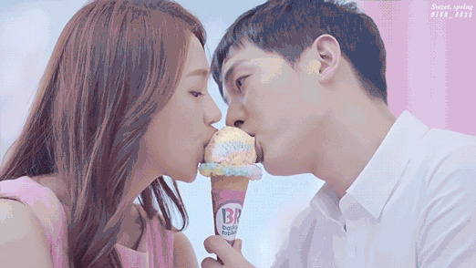 一对恩爱的情侣一起吃雪糕GIF图片:雪糕