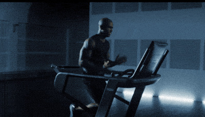 一位黑人在跑步机上疯狂的运动GIF图片:跑步机