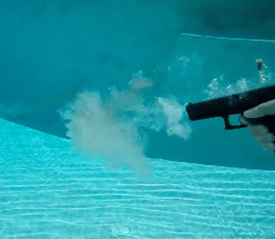 水中开枪产生巨大的冲击力GIF图片