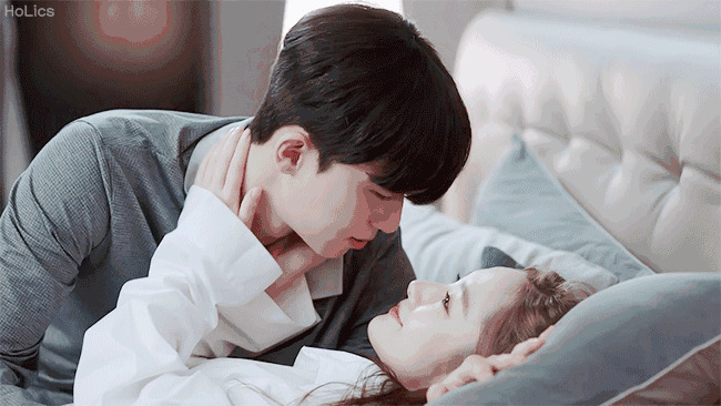 情侣躺在床上浪漫亲吻gif图片:亲吻