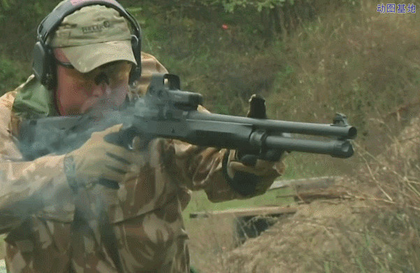 射击训练的军人GIF图片:射击