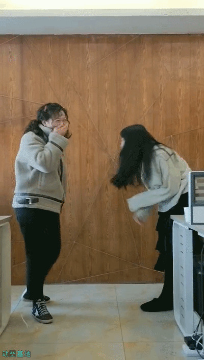 两个女胖子办公室跳舞GIF图片:跳舞