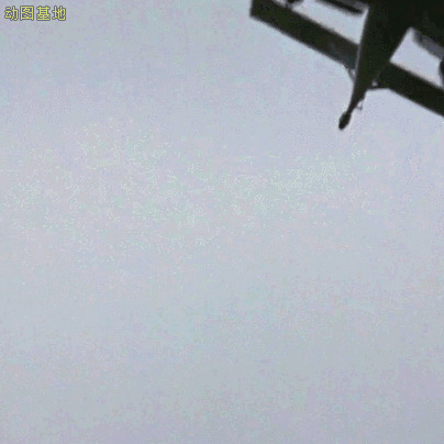 空中飞行的战斗机GIF图片