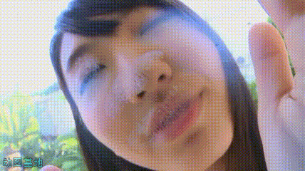 日本女孩隔着屏幕送你飞吻GIF图片:飞吻
