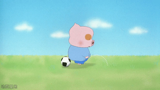 可爱的卡通小猪踢足球GIF图片:踢足球