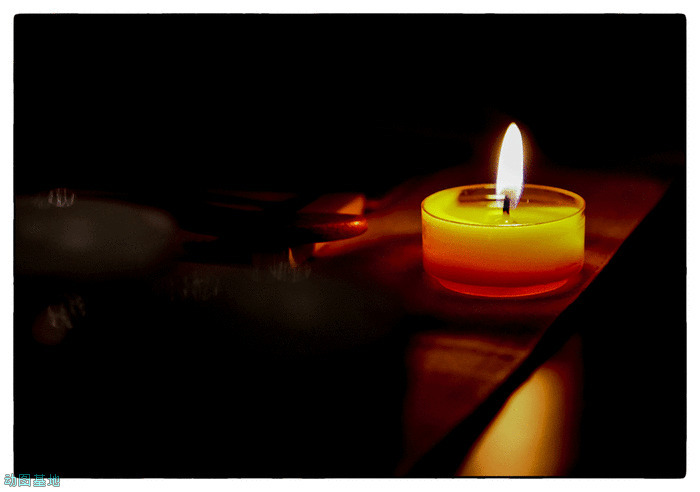 黑夜中燃烧的烛灯GIF图片