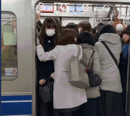 上班挤地铁gif图片:地铁