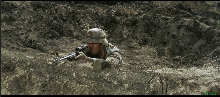 在战场上爬行的狙击手gif图片