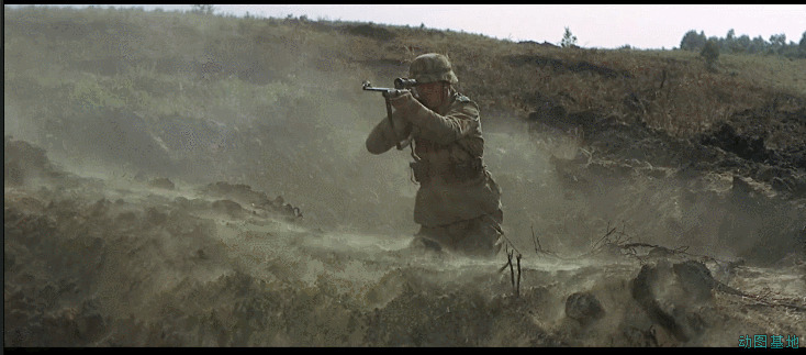 战场上勇敢的士兵站起来射击gif图片:战士