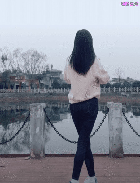 身材苗条的女孩湖边跳舞GIF图片:跳舞