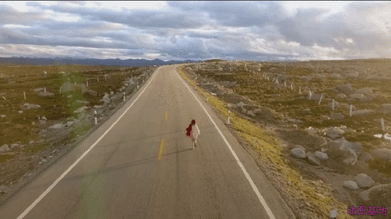 在公路上奔跑的姑娘GIF图片