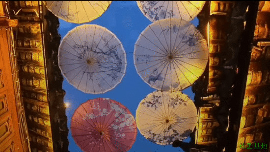 漂亮的雨伞悬挂在空中GIF图片