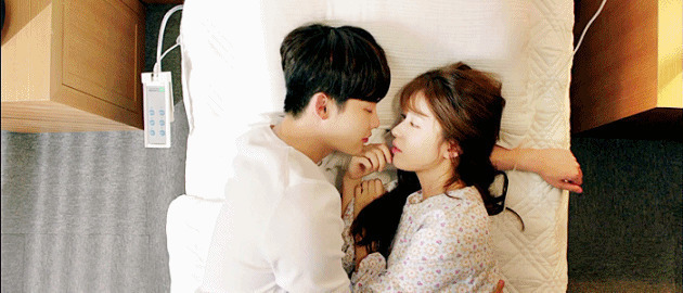 一对可爱的情侣躺在床上亲吻GIF图片:亲吻
