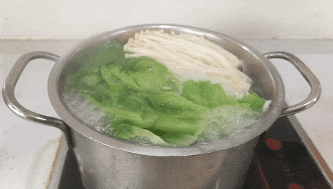 青菜煮面条GIF图片