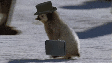 可爱的小企鹅拎包上班GIF图片