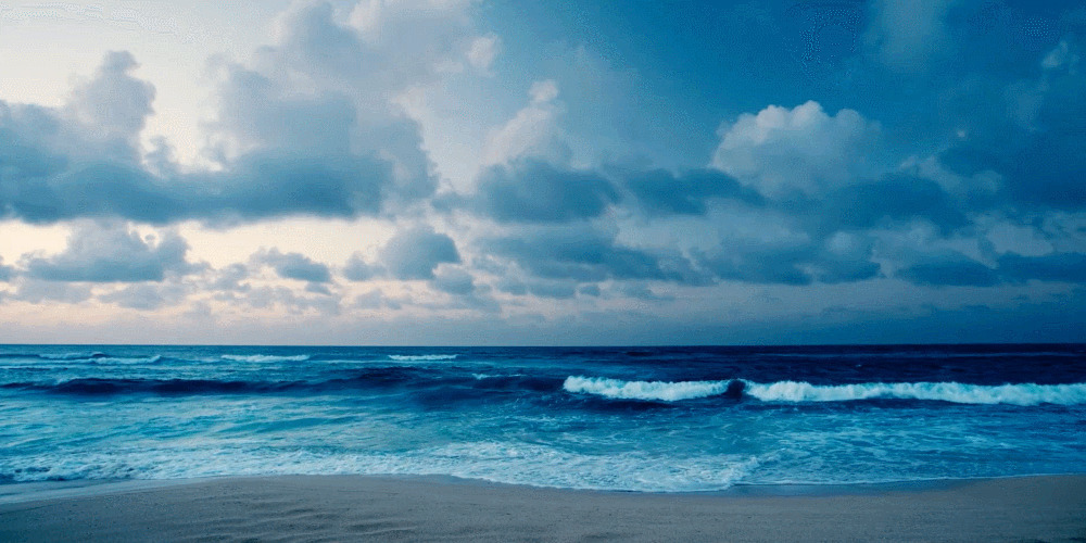 海边的蓝天白云GIF图片