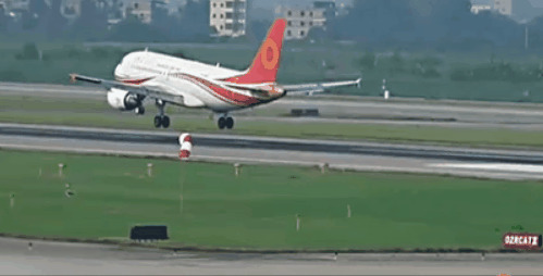 客机在跑道上起飞GIF图片:飞机
