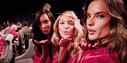 三个可爱的俄罗斯美女给你送飞吻GIF图片:飞吻
